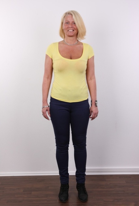 Mature mom Milena doffs her clothing for her amateur porn casting shoot
