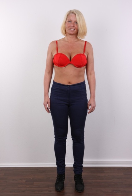 Mature mom Milena doffs her clothing for her amateur porn casting shoot