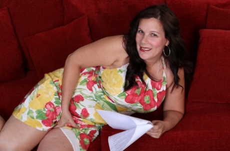 Plump mature housewife feels sexy flashing a naked upskirt