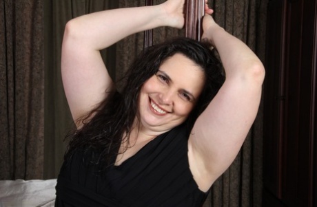 Fat American housewife takes a shower after undressing for dildo play