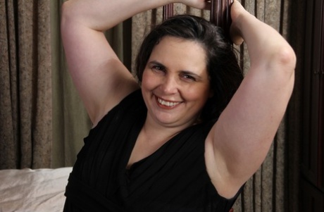 Fat American housewife takes a shower after undressing for dildo play