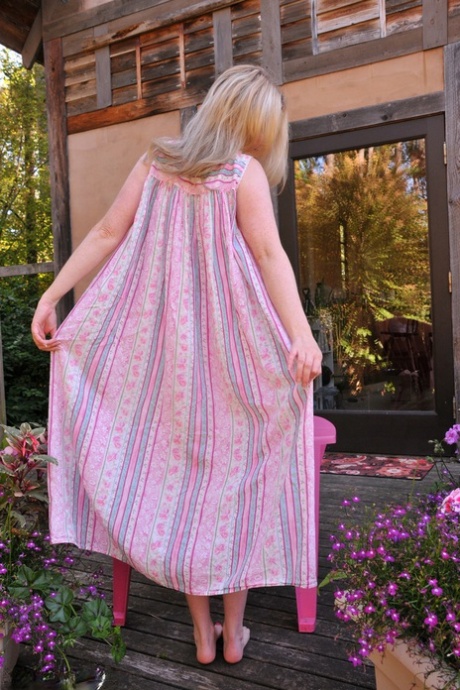 Mature amateur Tasty Trixie curls and splays her toes as she removes nightgown