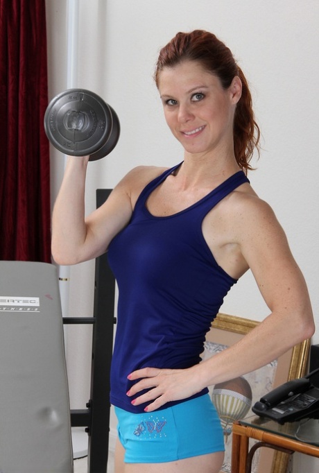 Fit 30 plus lady Jessica Adams pumps iron in the nude during home workout