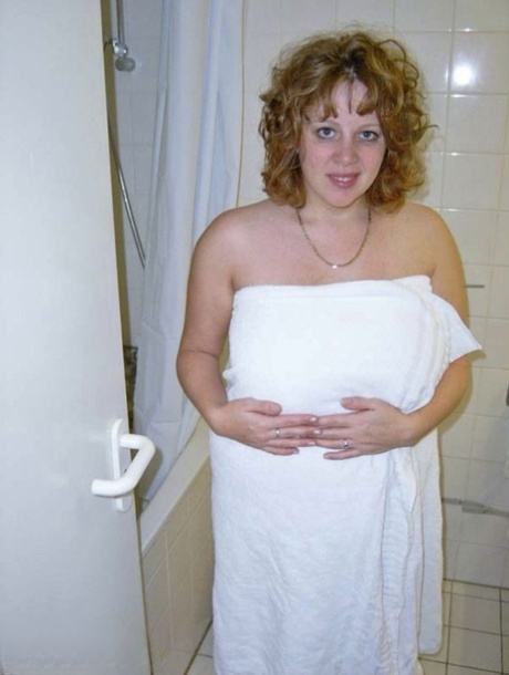 UK amateur Curvy Claire washes her overweight body in the shower