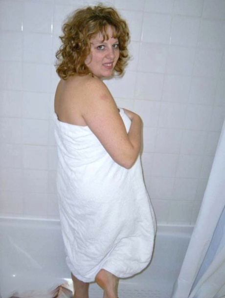 UK amateur Curvy Claire washes her overweight body in the shower