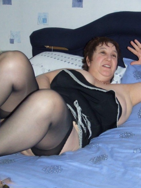 Mature redhead Kinky Carol masturbates with a vibrator before being banged