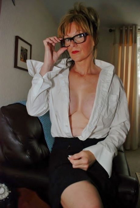 Older secretary Jessicas Honeyz shows off her long legs in miniskirt and heels