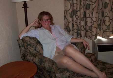 Thick mature woman Devlynn frees her trimmed snatch from pantyhose