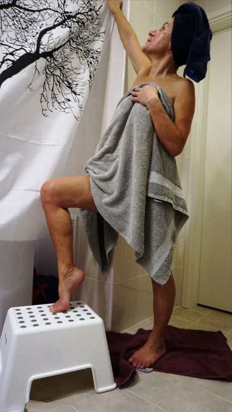 Older amateur Diana Ananta plays with her pussy with a bath towel on her head