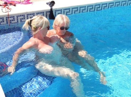 Mature woman Melody receives cunnilingus from a lesbian in a swimming pool