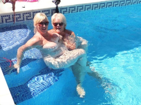 Mature woman Melody receives cunnilingus from a lesbian in a swimming pool