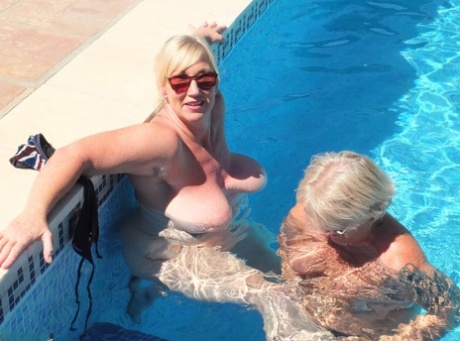 Mature woman Melody receives cunnilingus from a lesbian in a swimming pool