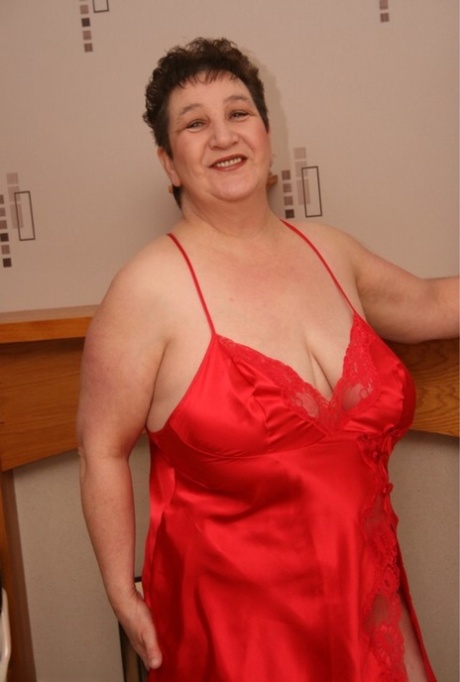 Overweight mature woman Kinky Carol releases her large tits from red lingerie