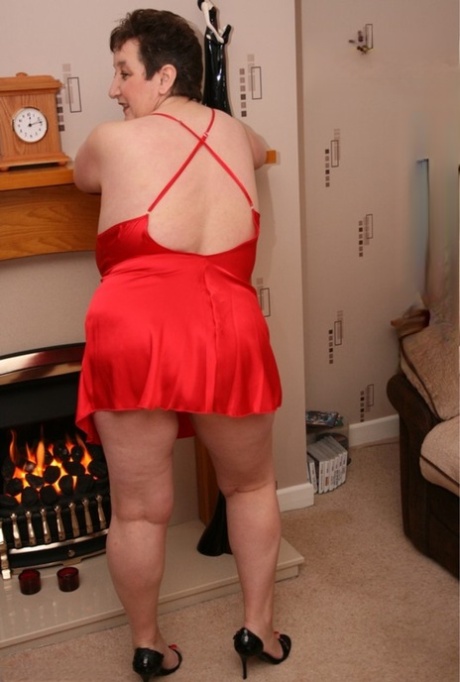 Overweight mature woman Kinky Carol releases her large tits from red lingerie