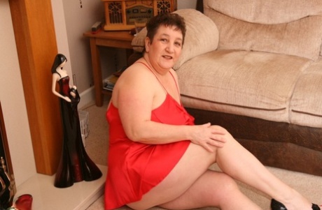 Overweight mature woman Kinky Carol releases her large tits from red lingerie