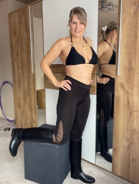 Middle-aged woman Sweet Susi doffs her bikini before pulling down her tights