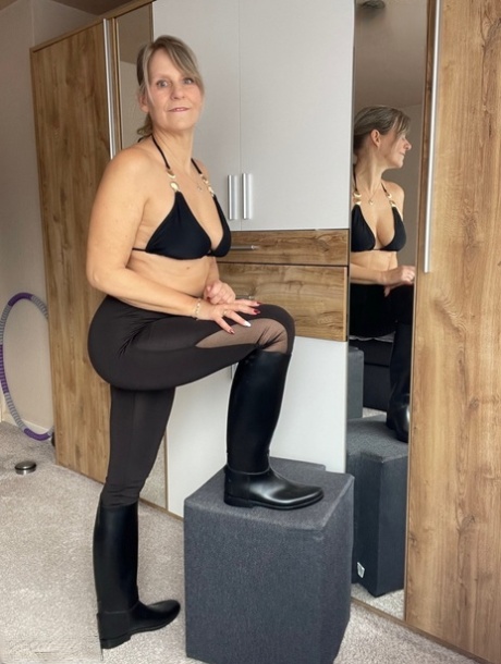 Middle-aged woman Sweet Susi doffs her bikini before pulling down her tights