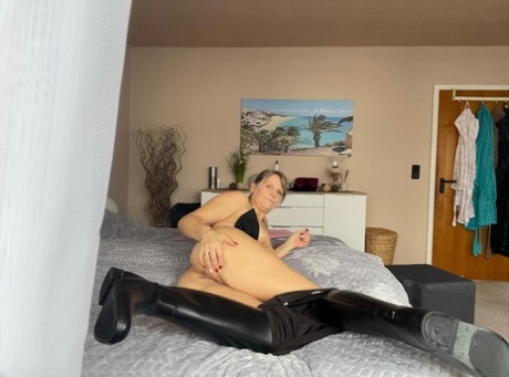 Middle-aged woman Sweet Susi doffs her bikini before pulling down her tights