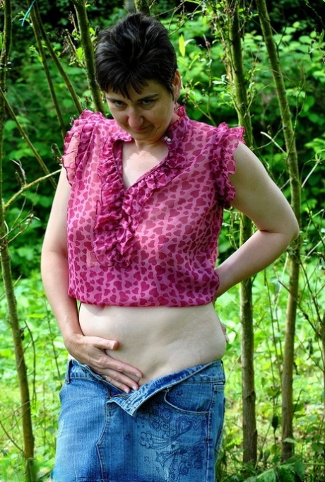 Older brunette Hot MILF makes her nude modelling debut in the outdoors