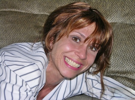 Middle-aged lady takes a cumshot on her ass after doggystyle sex