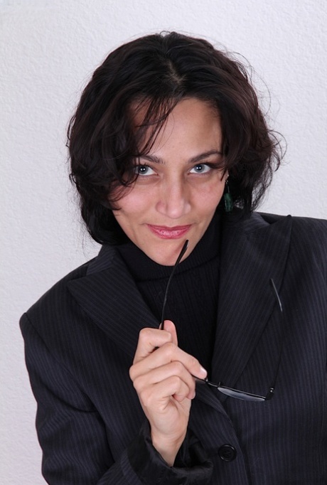 Mature secretary tries her luck at being a nude model on her lunch break