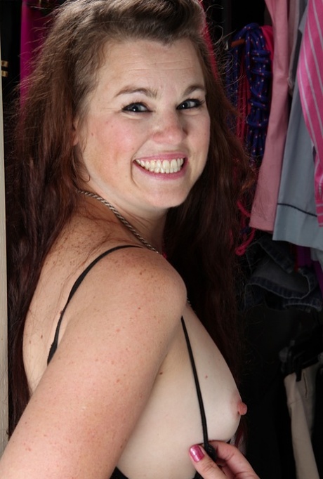 Sexually hungry fatty mature Alixx Smith spreading massive butt