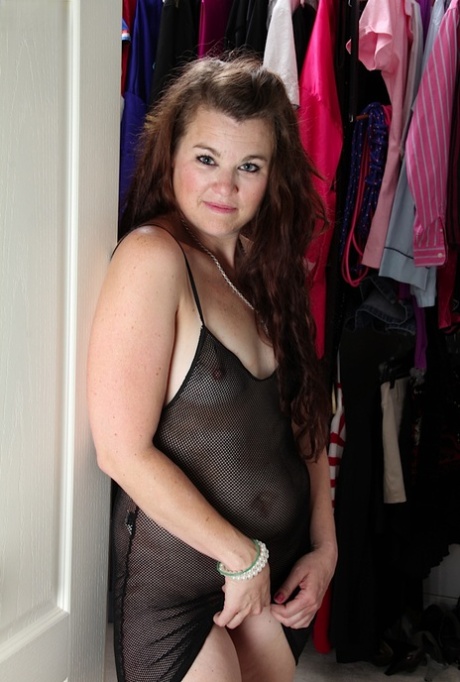 Sexually hungry fatty mature Alixx Smith spreading massive butt