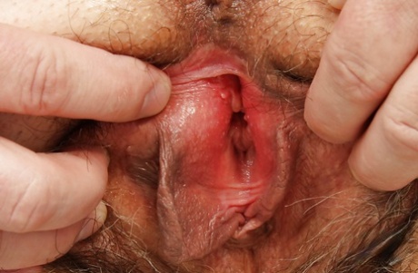 Fat mature visits the gyno & spreads her hairy bush for pussy viewing