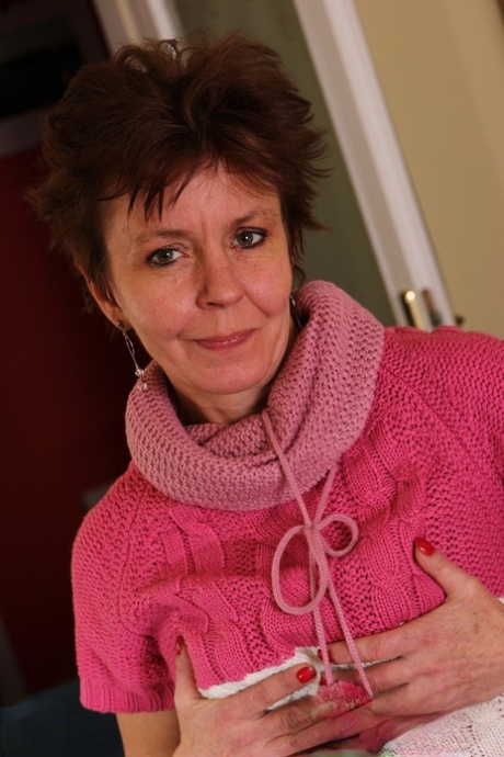 Short-haired wife Zelma H fingering and toying her mature snatch