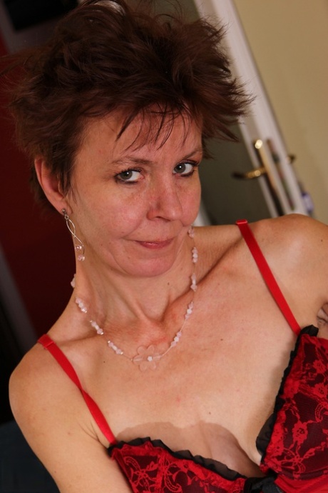 Short-haired wife Zelma H fingering and toying her mature snatch