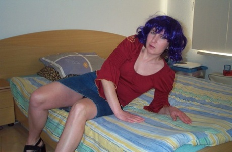 Blue-haired housewife Tieneke unveils her big ass & toys her hairy cunt