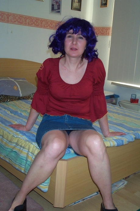 Blue-haired housewife Tieneke unveils her big ass & toys her hairy cunt