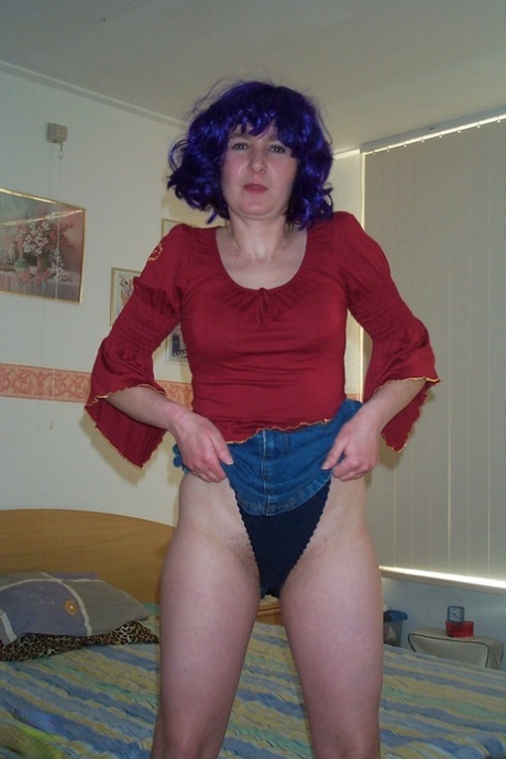 Blue-haired housewife Tieneke unveils her big ass & toys her hairy cunt