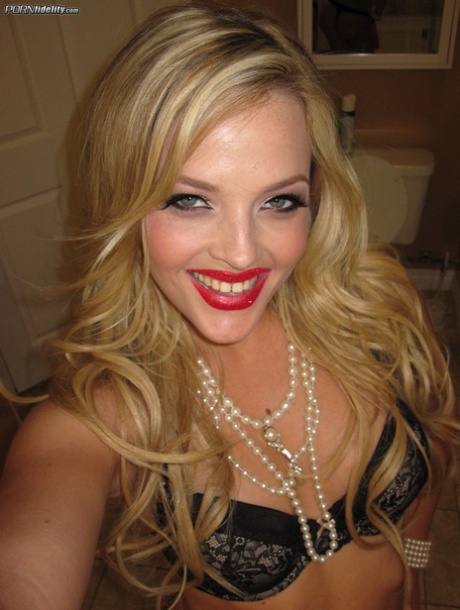 Skinny seductive blonde Alexis Texas unveils her tiny tits & amazing round ass