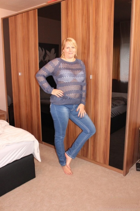 Mature Sweet Susi and her lover realize their common dream to fuck on camera