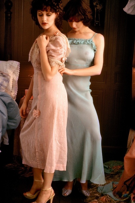 Retro babes Pamela Zinszer and Susan Lynn Kiger are enjoying themselves naked