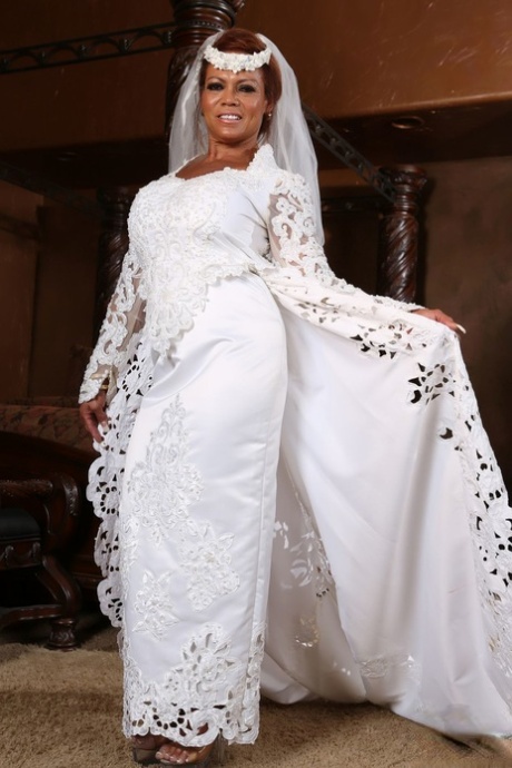 Muscled ebony bride Angela reveals her great tits and plays with a sex toy