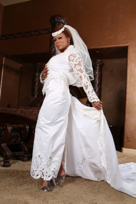 Muscled ebony bride Angela reveals her great tits and plays with a sex toy