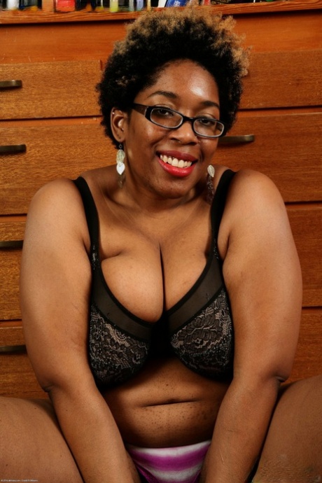 Ebony mature Misty unveils her tremendous breasts & spreads her bush up close