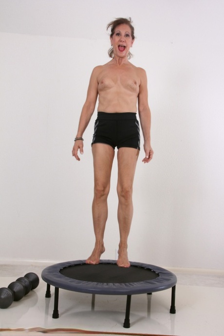 Granny Lynn strips fully naked & spreads her shaved cunt during a workout
