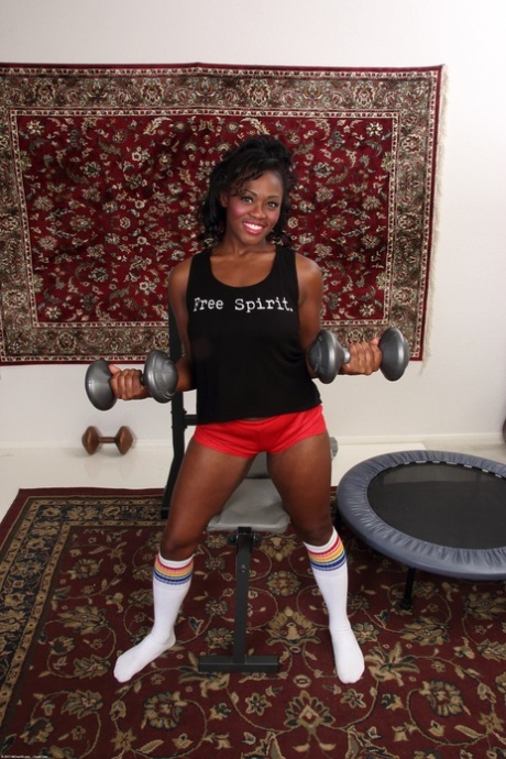 Black MILF Sunny takes off her shorts and spreads her shaved pussy