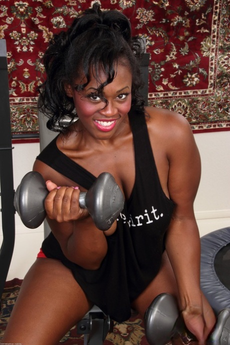 Black MILF Sunny takes off her shorts and spreads her shaved pussy