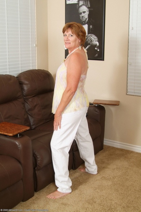 Voluptuous mature woman Samantha L spreads her snatch after she strips naked