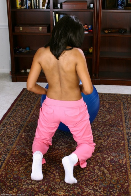 Ebony amateur Sara strips during her workout and spreads her pussy