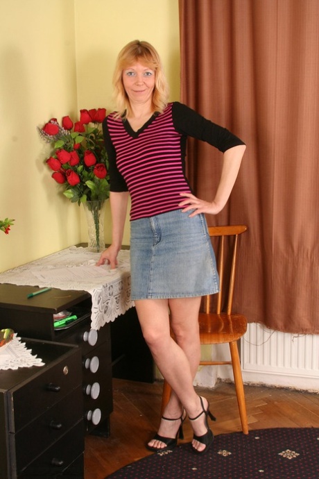 All Over 30 starring Lunetta XXX Gallery