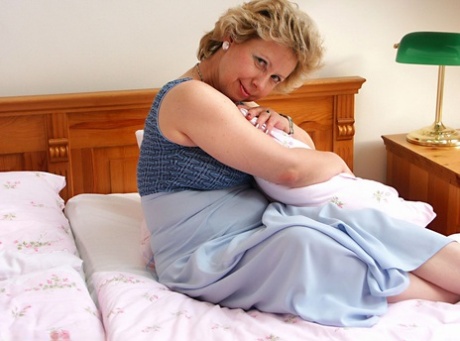 Amateur MILF Mischa gets rid of her clothes and rubs her mature snatch