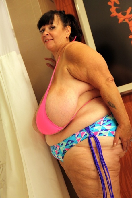 Amateur BBW Suzie Q washing her extra large tanned natural tits
