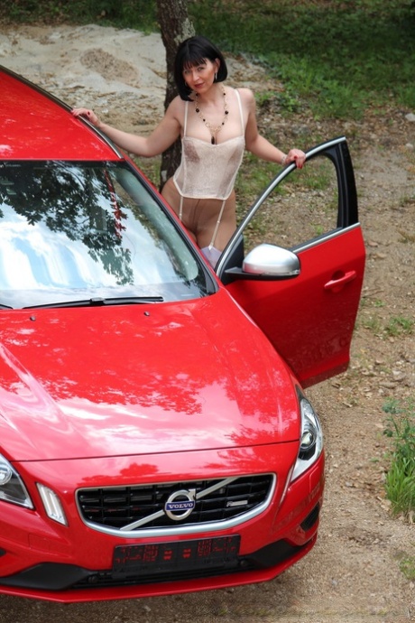 Mature slut in stockings and heels Desyra Noir repairing her car
