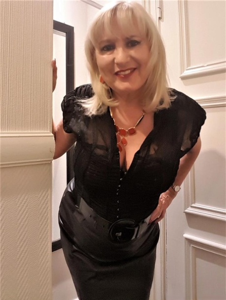 Mature British woman Lorna Blu shows off her big booty in stockings
