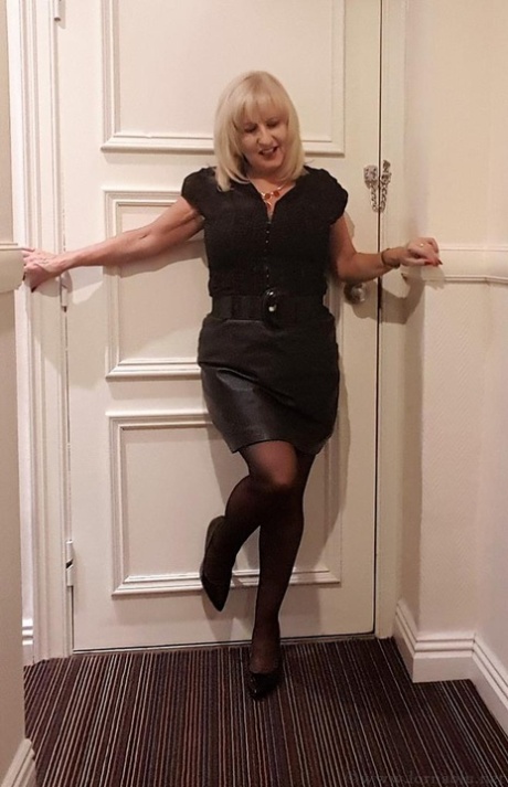 Mature British woman Lorna Blu shows off her big booty in stockings